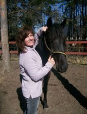 Åsa behandlar häst